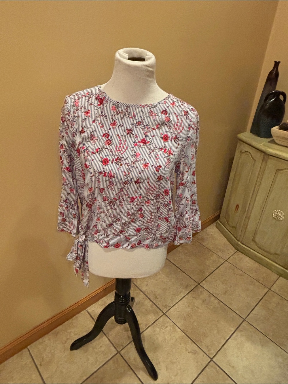 One Clothing Los Angeles Women’s Floral Top Bell Sleeves Side Tie & Keyhole Back